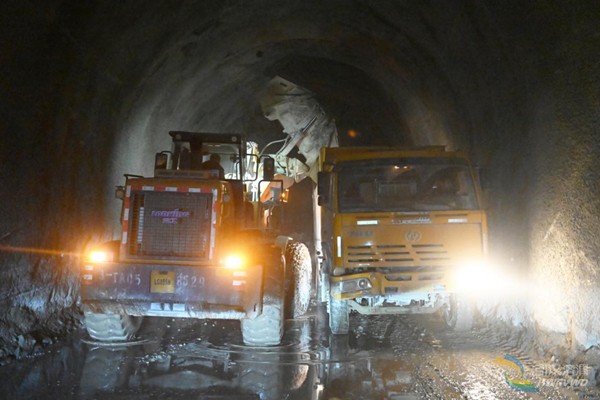 在黄午隧洞施工现场，运输车正在清运渣土。
