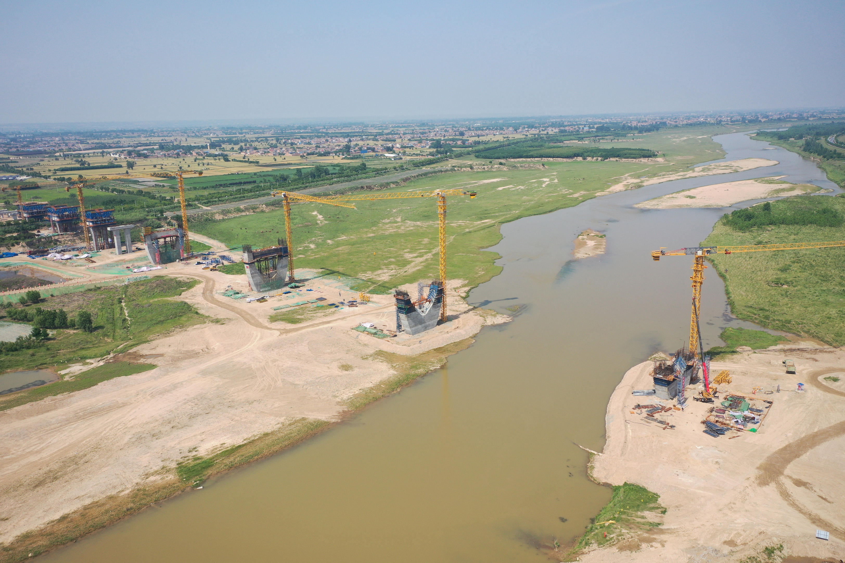 建设中的渭河管桥