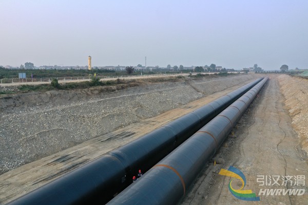 输配水工程二期北干线钢管安装段位于西安市周至县蔡家村。图为钢管安装现场