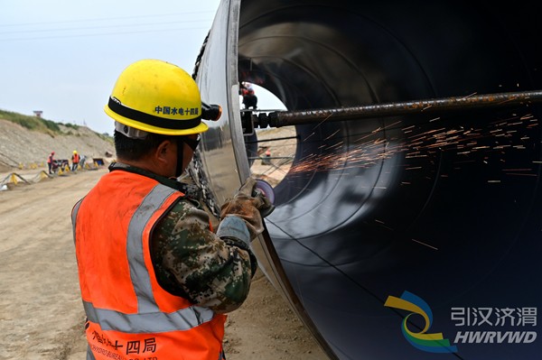 输配水工程二期北干线钢管安装段位于西安市周至县蔡家村。图为钢管安装现场