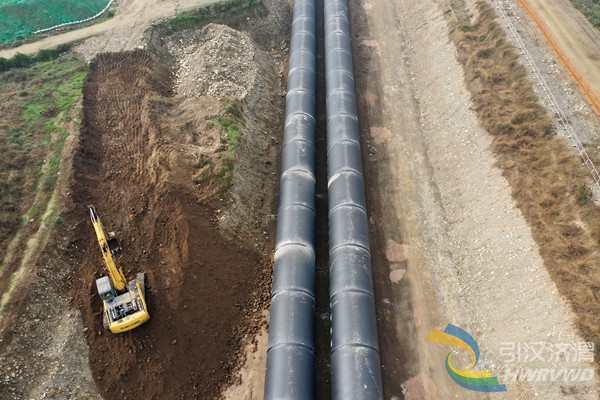 输配水工程二期北干线PCCP管安装段位于西安市周至县黑河右岸姚村。图为PCCP管安装现场