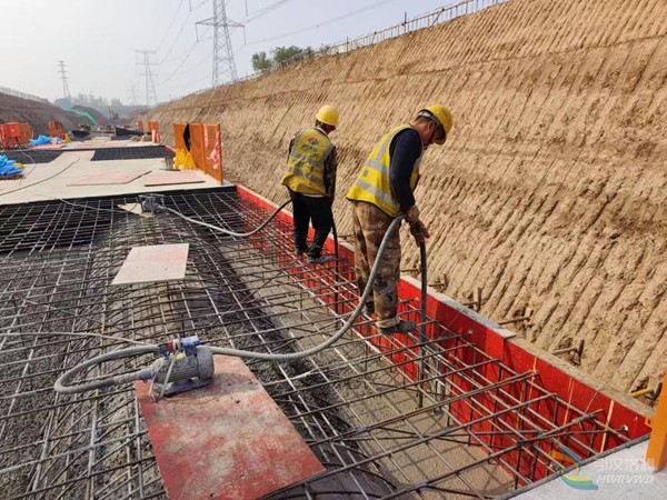 引汉济渭二期工程北干线输水管道施工Ⅷ标混凝土浇筑  乔良洁摄