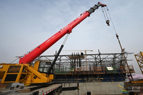 在渭河管桥施工现场，工人正在进行钢筋绑扎、安装模板支撑体系。